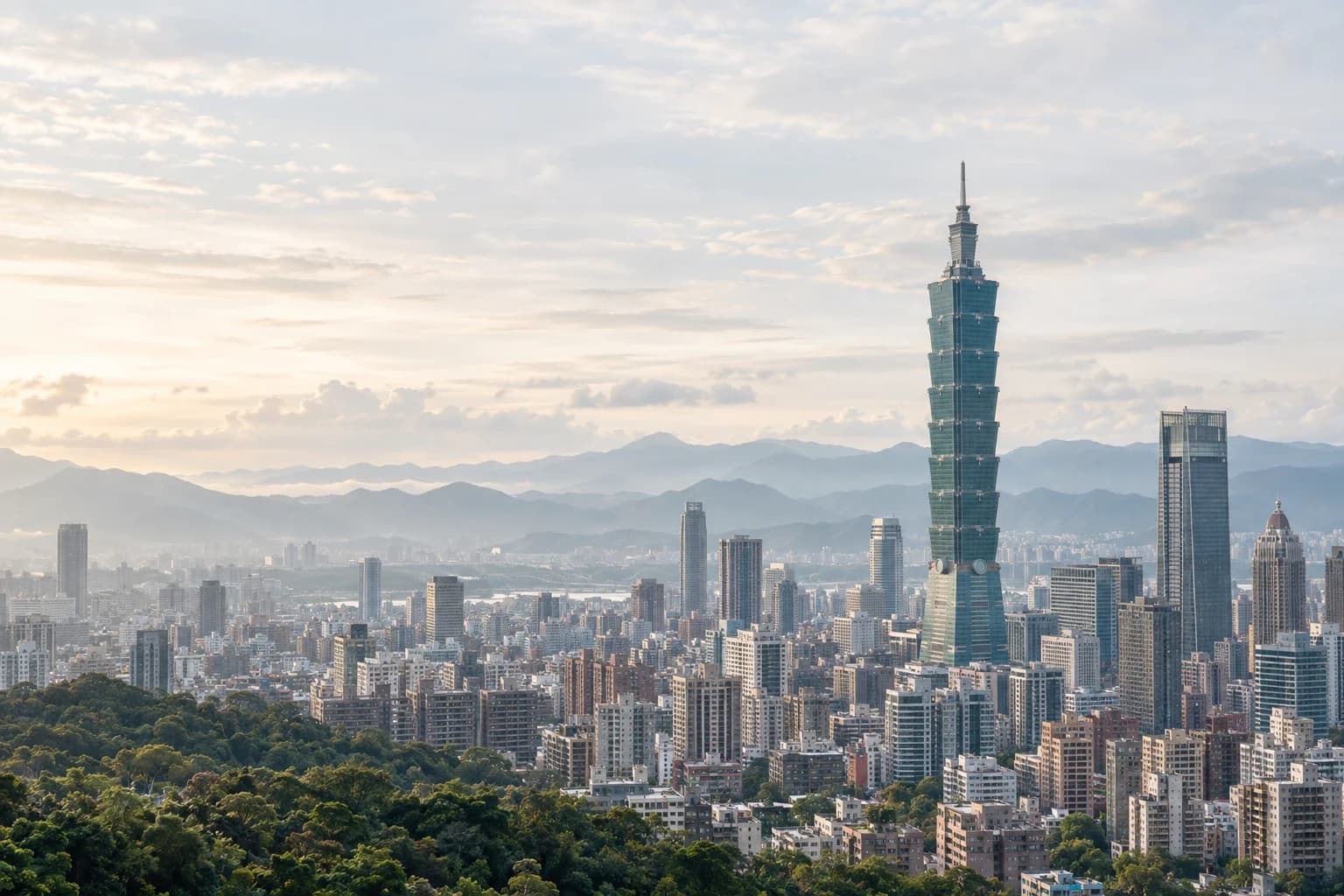 AI 生成的臺北城市情境：晨光薄霧中的信義區天際線與臺北 101